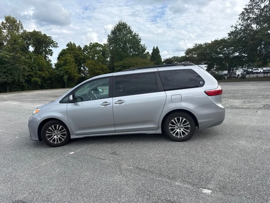 Used 2018 Silver Toyota XLE Premium image 15
