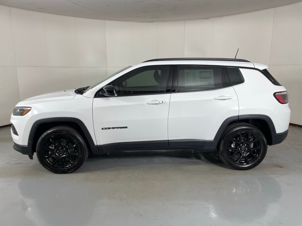 New 2026 Bright White Clearcoat Jeep Latitude image 5