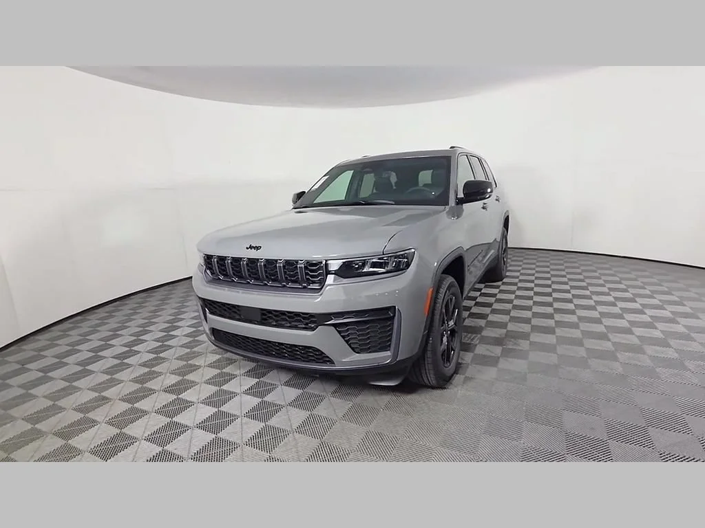 New 2027 Sting-Gray Clearcoat Jeep Laredo Altitude image 38