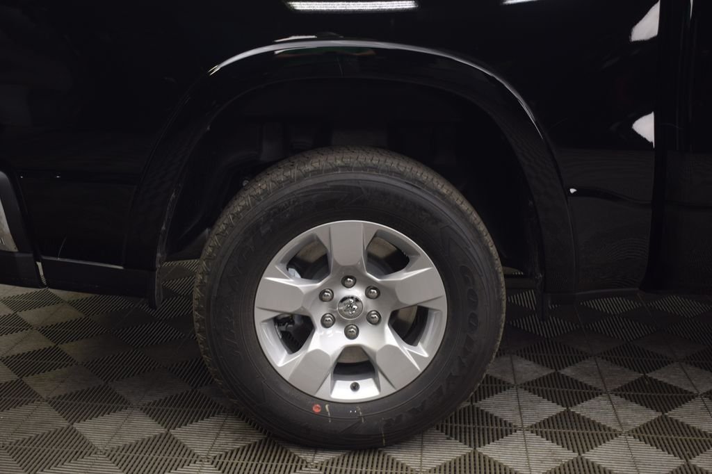 New 2026 Diamond Black Crystal Pearl-Coat Exterior Paint RAM Big Horn/Lone Star image 8