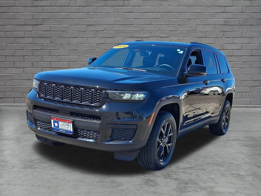 Used 2024 Diamond Black Crystal Pearlcoat Jeep Altitude image 5