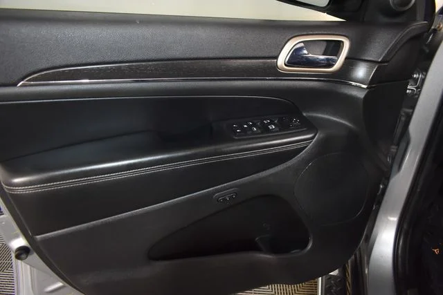 Used 2016 Silver Jeep Limited image 25