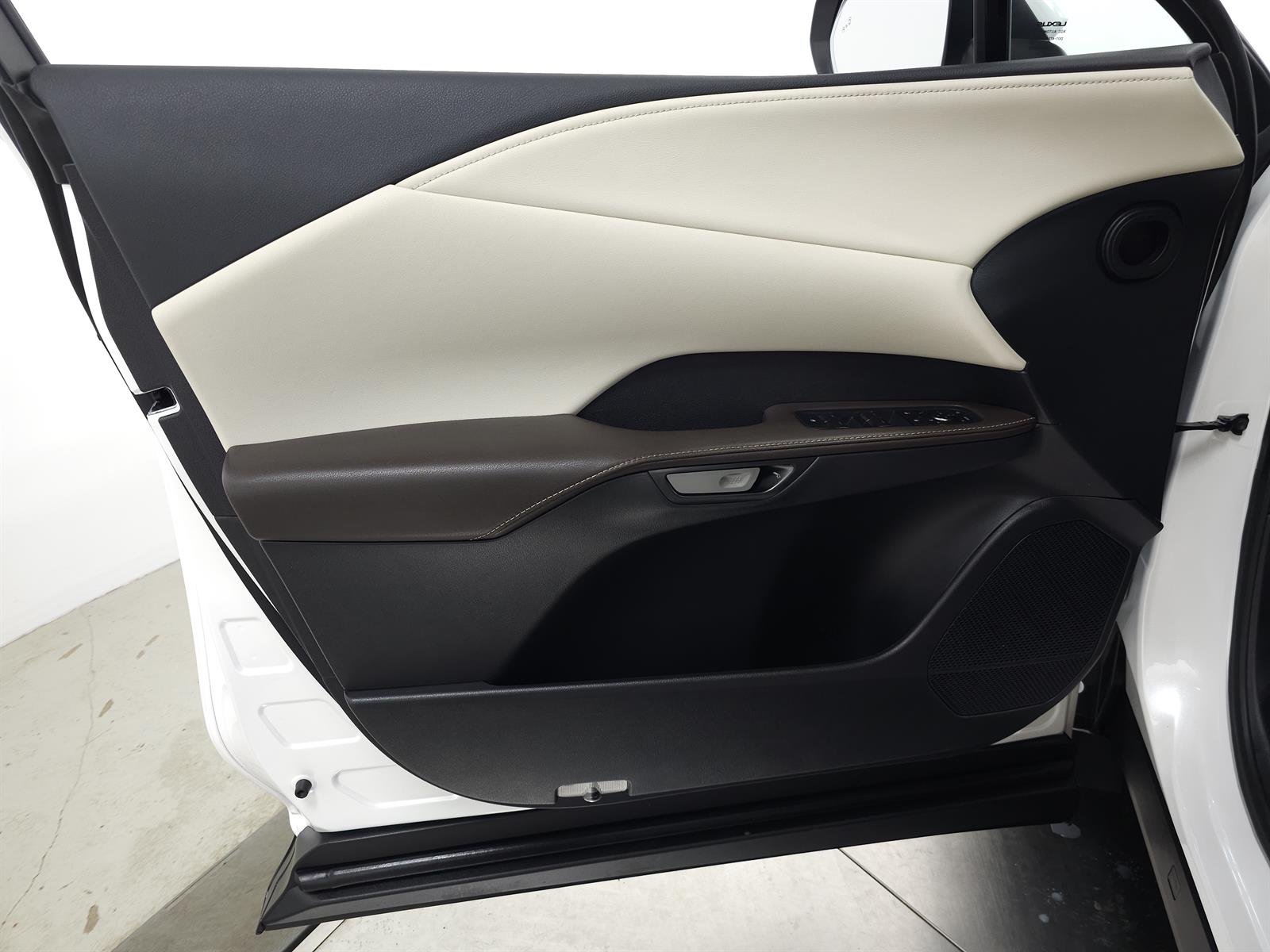 Certified Used 2024 White Lexus PREMIUM image 15