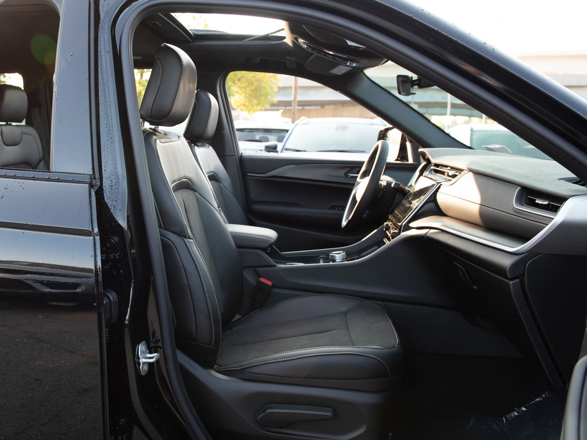 New 2025 Black Jeep Altitude* 4x4, Sunroof, Trailer Tow Pkg, Heated Leather image 24