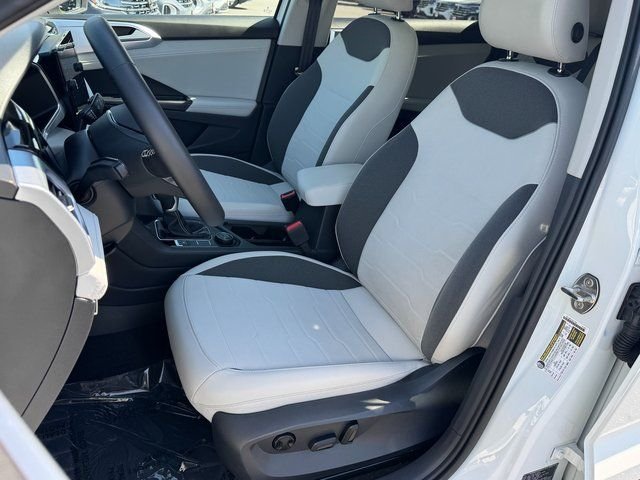 Used 2025 White Volkswagen 1.5T SE image 9