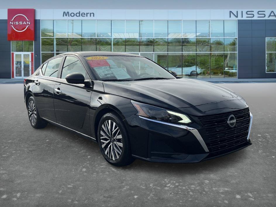 Used 2025 Super Black Nissan SV image 3