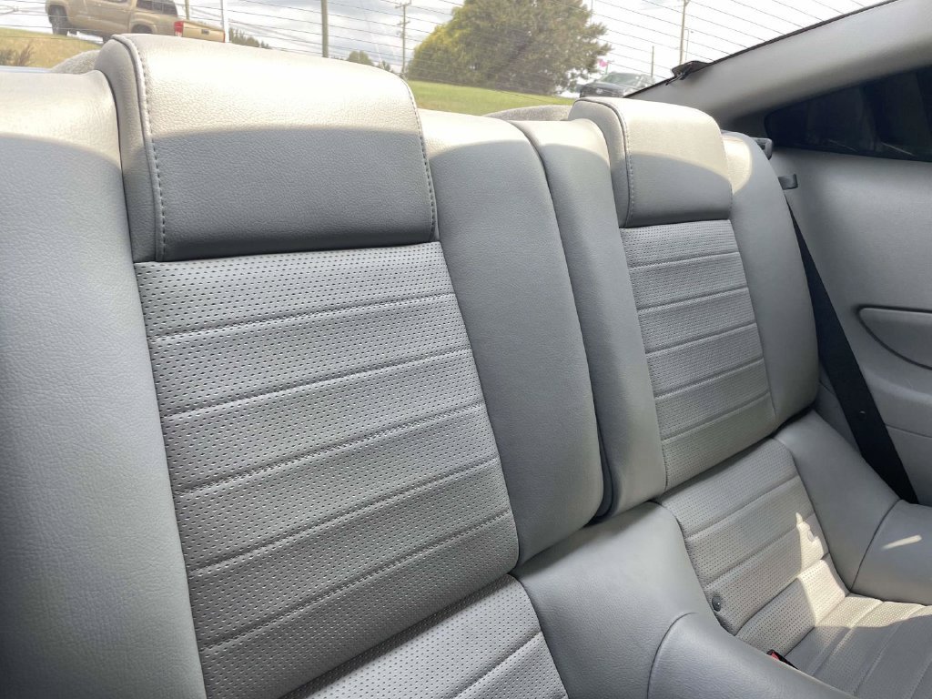 Used 2007  Ford GT Deluxe image 12