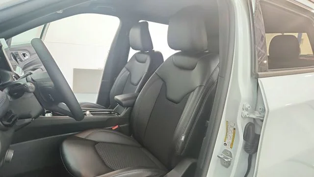 New 2026 Bright White Clear-Coat Exterior Paint Jeep Latitude image 20