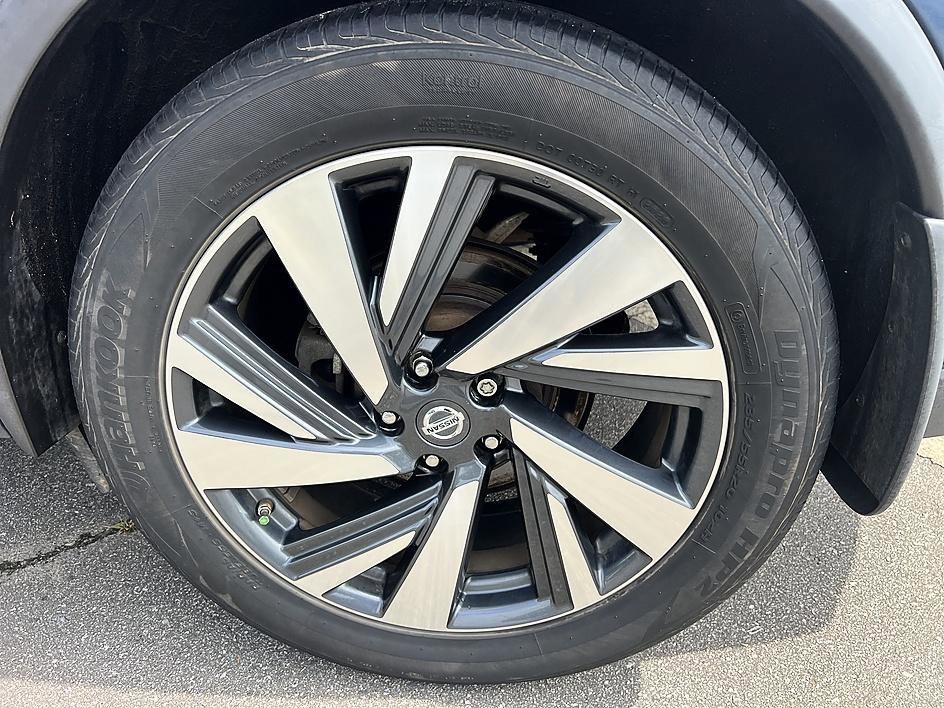 Used 2017 Arctic Blue Metallic Nissan Platinum image 10