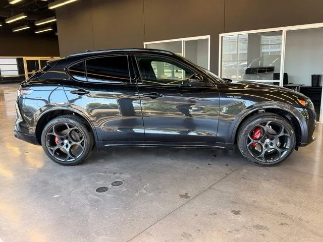 New 2026 Vulcano Black Metallic Exterior Paint Alfa Romeo Base image 7