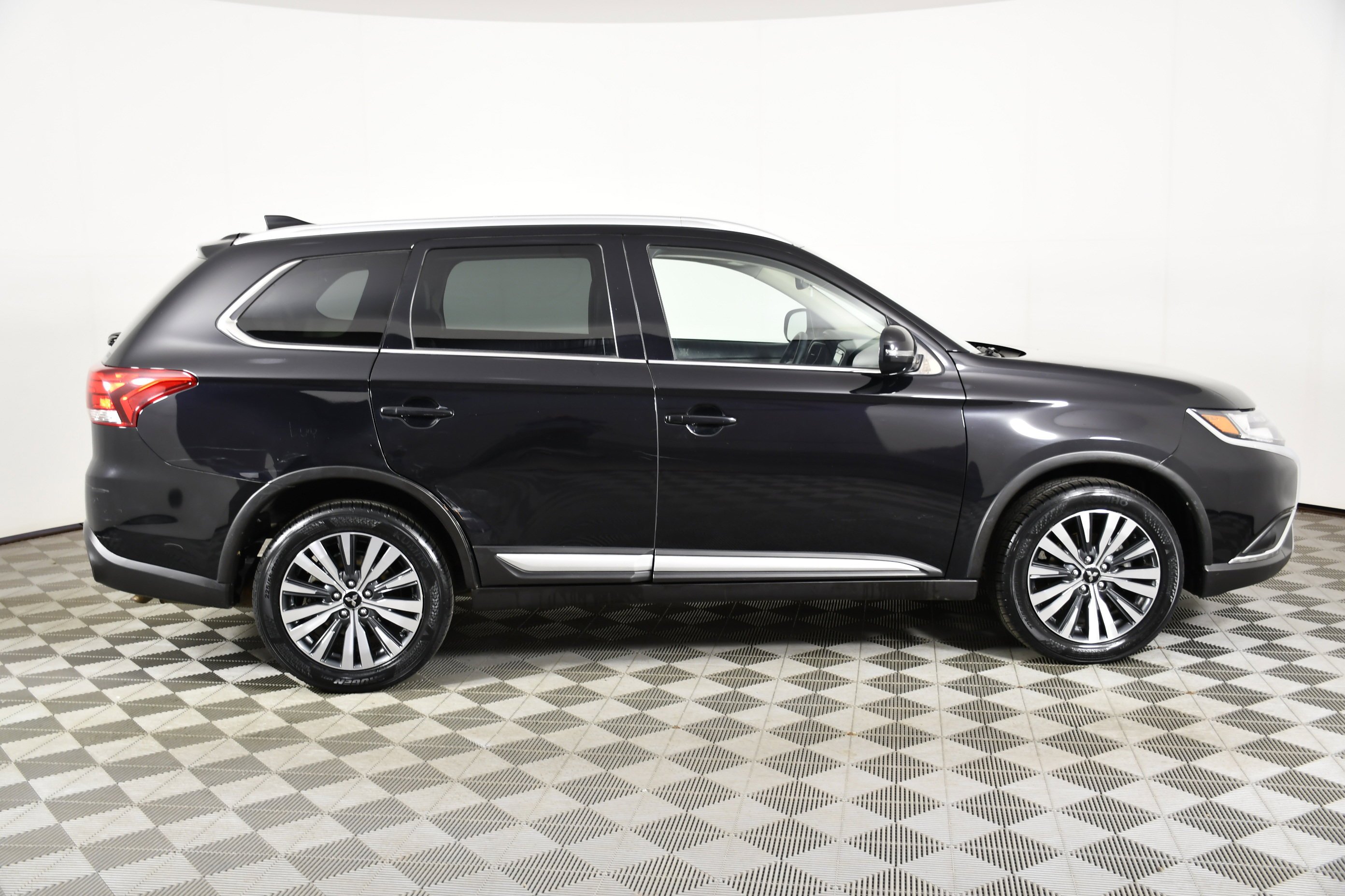 Used 2020 Labrador Black Metallic Mitsubishi SEL image 5