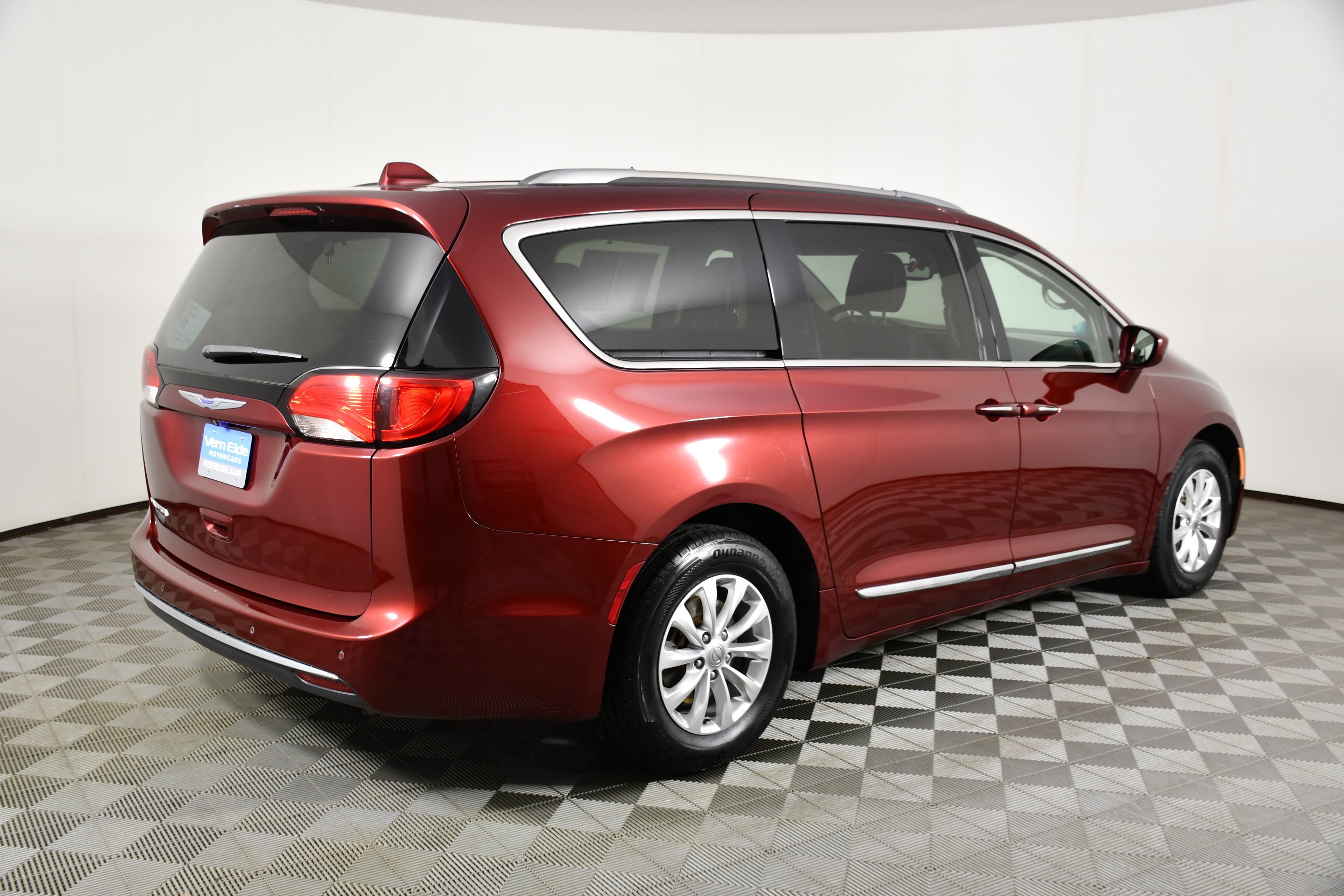 Used 2019 Velvet Red Pearlcoat Chrysler Touring L image 6