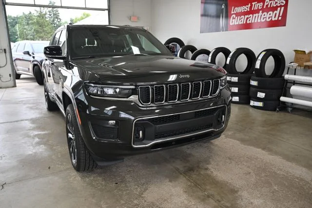Used 2022 Gray Jeep Overland image 3