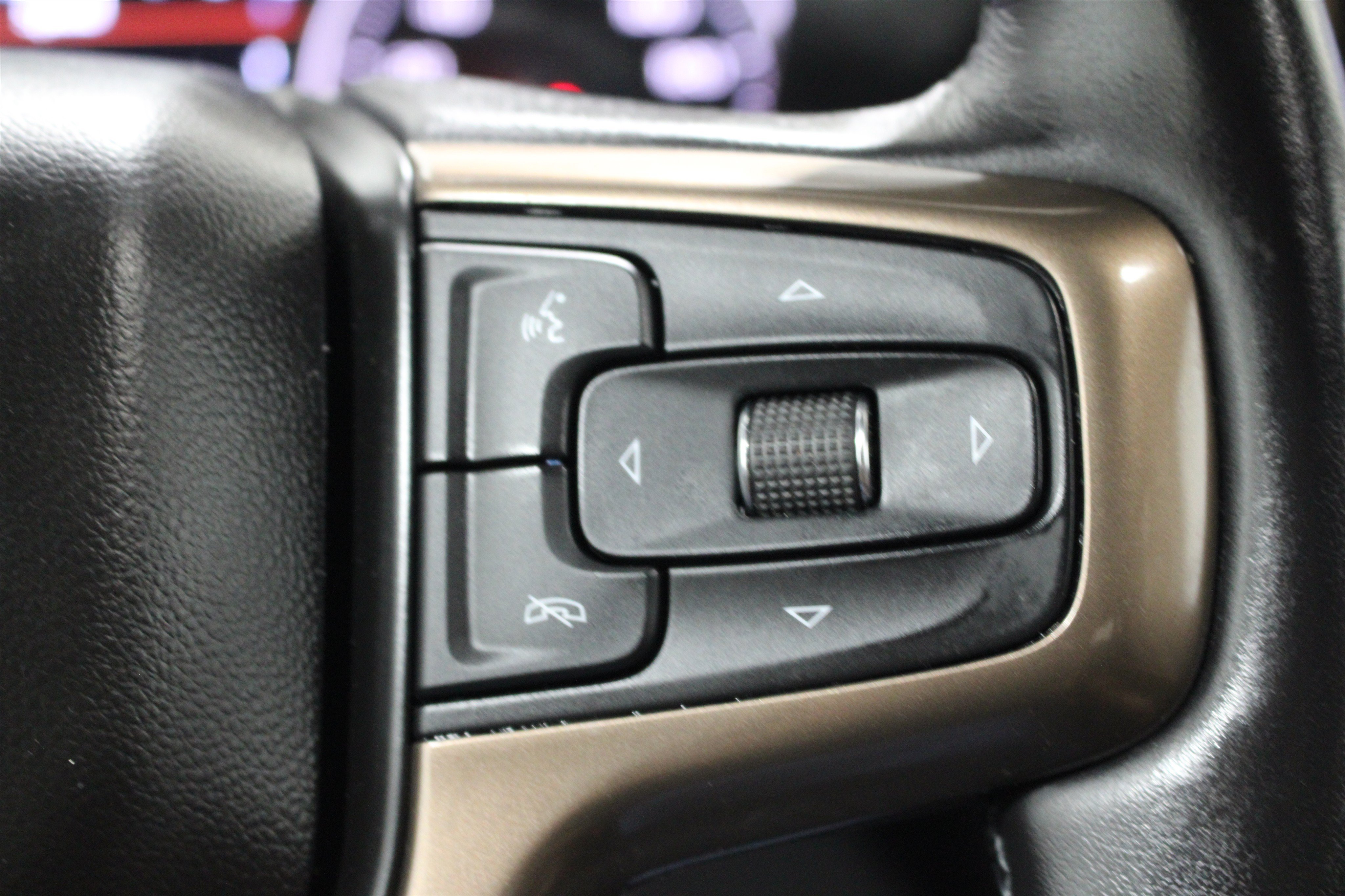 Used 2020 Iridescent Pearl Tricoat Chevrolet High Country image 13