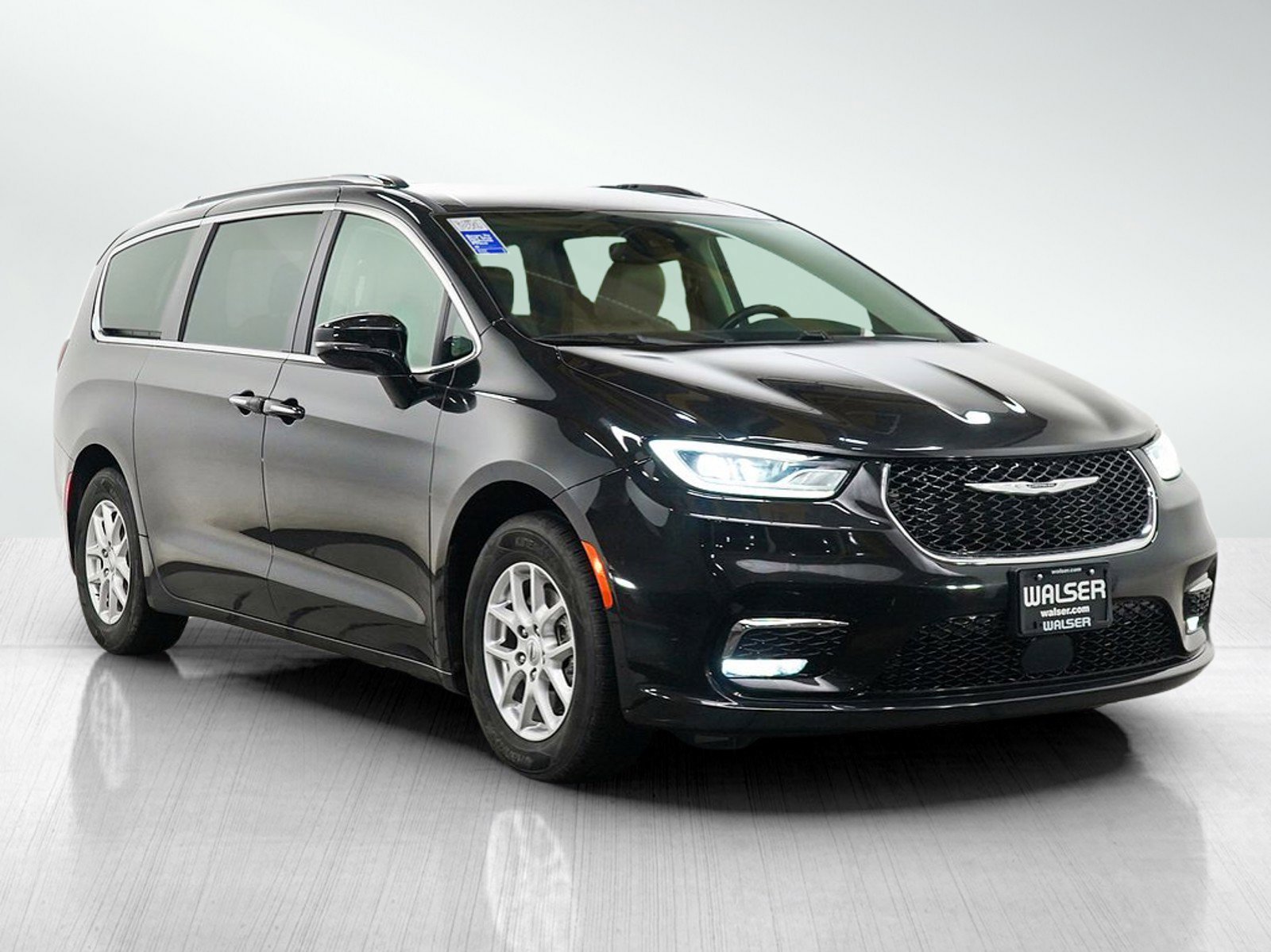 Used 2021 Brilliant Black Crystal Pearlcoat Chrysler Touring L FWD image 8