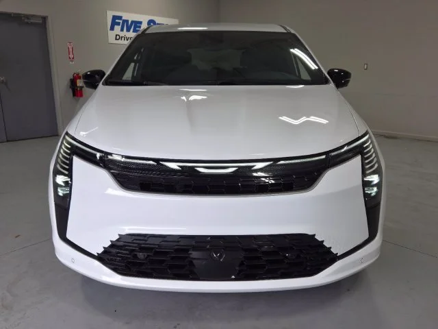 New 2027 Bright White Clear-Coat Paint Chrysler Select image 3