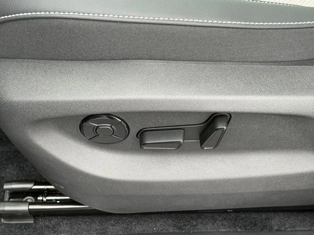 New 2026 Deep Black Pearl Volkswagen 2.0T SE image 11