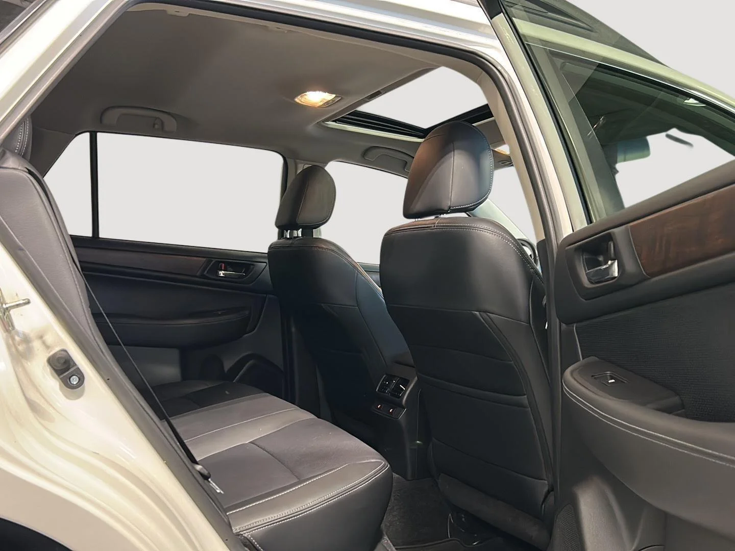Used 2015 Crystal White Pearl Subaru 2.5i Limited image 4