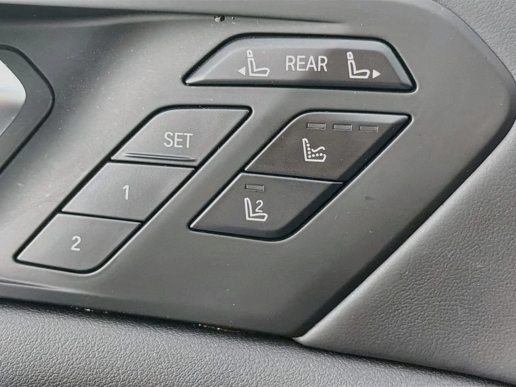 Used 2024 White BMW M60i image 21