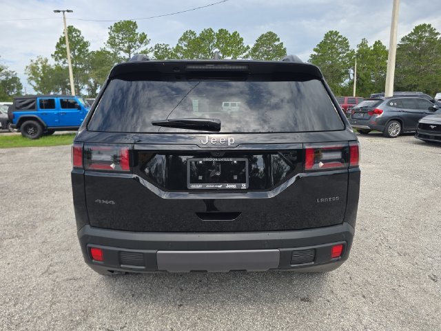New 2026 Diamond Black Crystal Pearl-Coat Exterior Paint Jeep Laredo image 5
