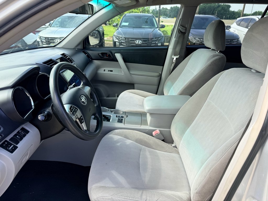 Used 2013 Classic Silver Metallic Toyota  image 9