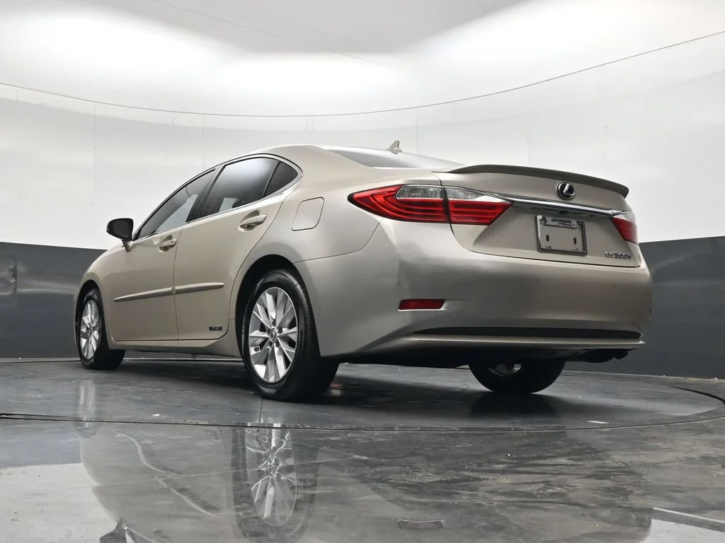 Used 2013 Beige Lexus 300h image 32