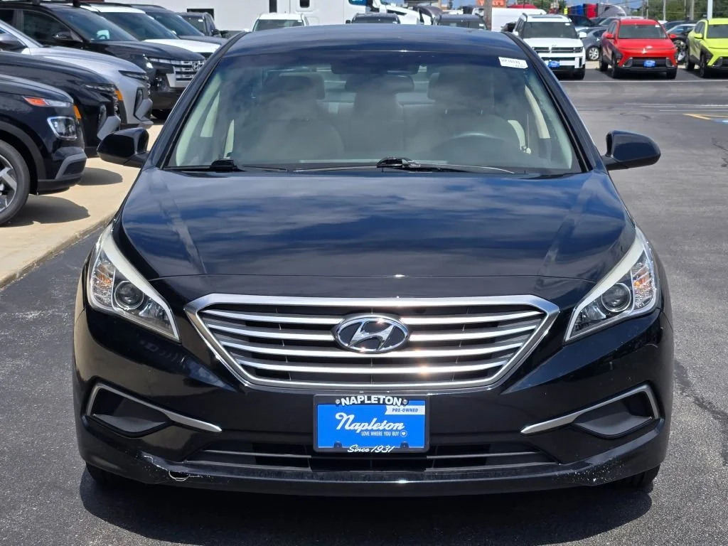 Used 2017 Black Hyundai SE image 2