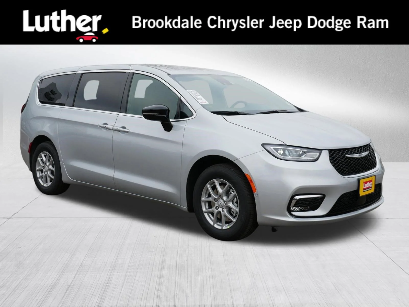 2026 Chrysler Pacifica Select's photo
