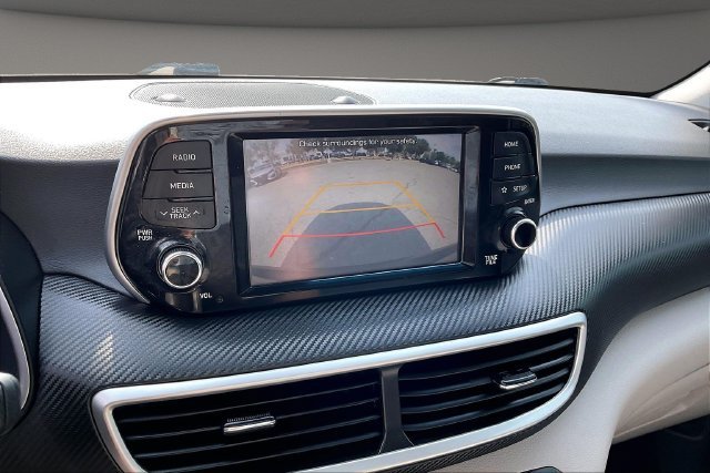 Used 2020 Black Hyundai SE image 18