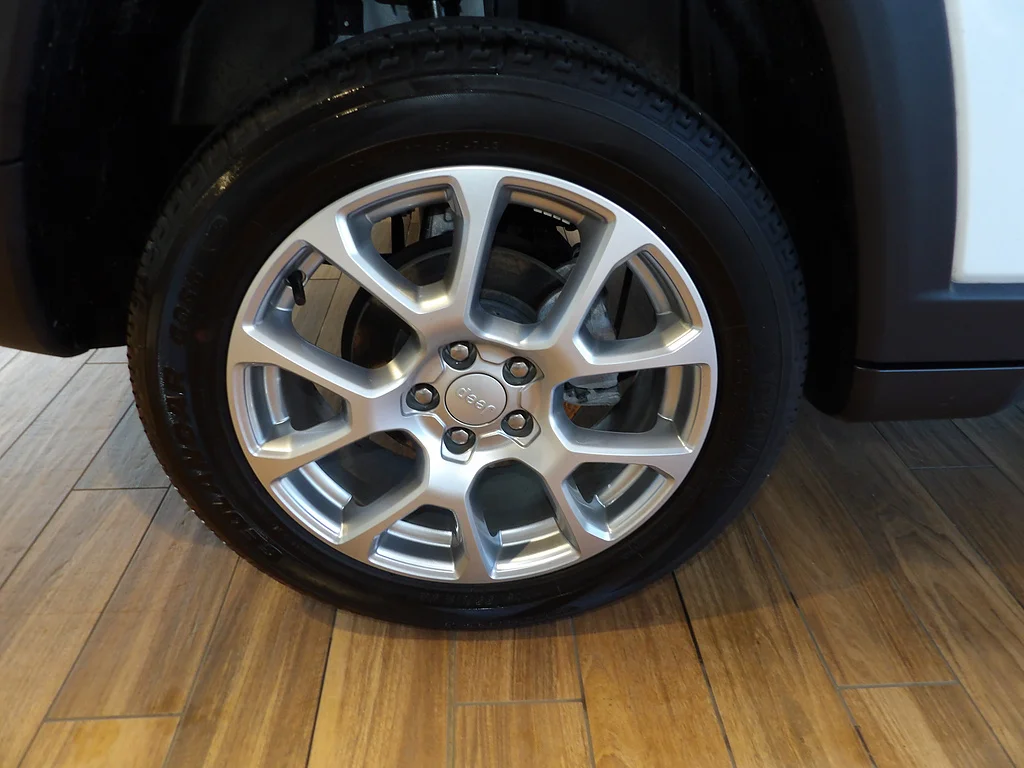 Used 2024 Bright White Clear Coat Jeep Latitude Lux image 5