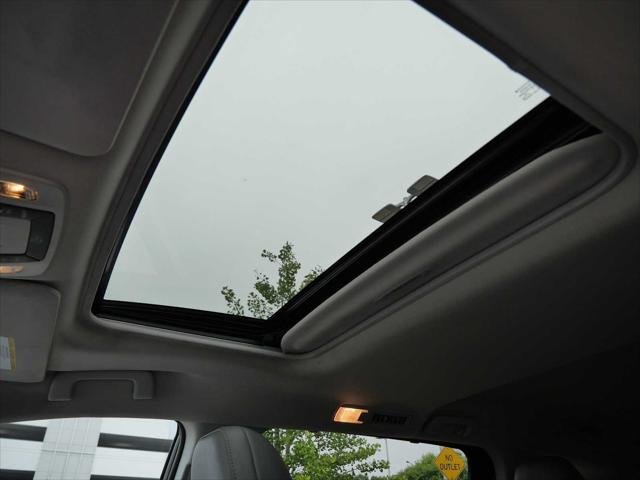 Certified Used 2022 WIND CHILL PEARL Toyota  image 33