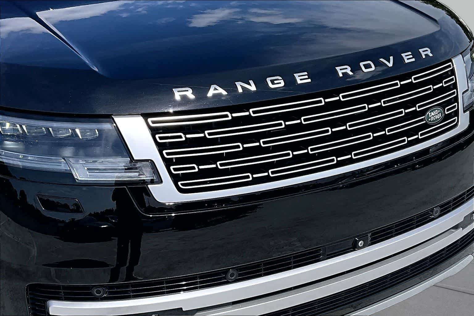 Used 2023 Ligurian Black SV Bespoke Ultra Metallic Sat Land Rover Autobiography image 29