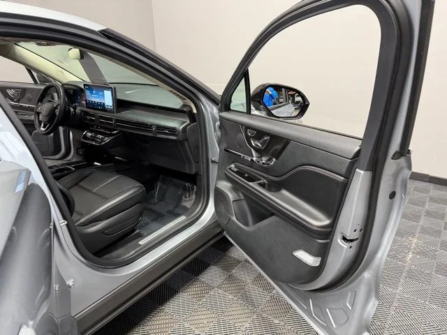 Used 2023 Silver Lincoln Standard image 23