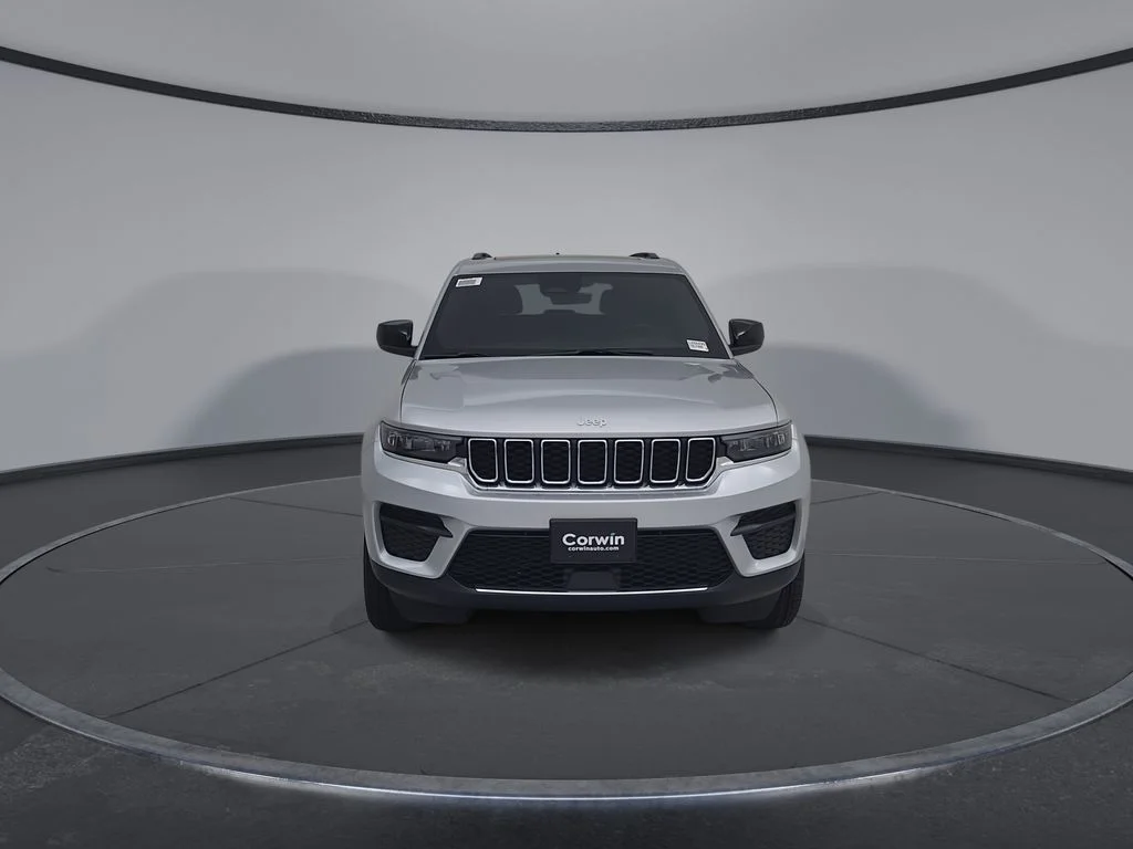 New 2026 Silver Zynith Exterior Paint Jeep Laredo X image 5