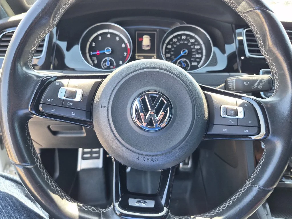 Used 2016 White Volkswagen  image 25