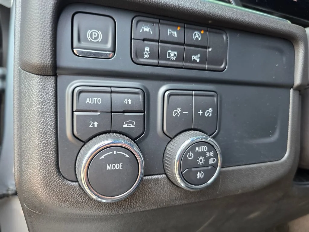 Used 2025 Sterling Gray Metallic Chevrolet Premier image 18