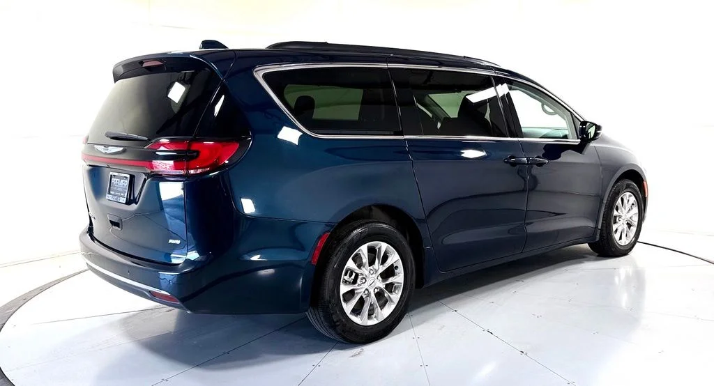 Used 2022 Blue Chrysler Touring L image 4
