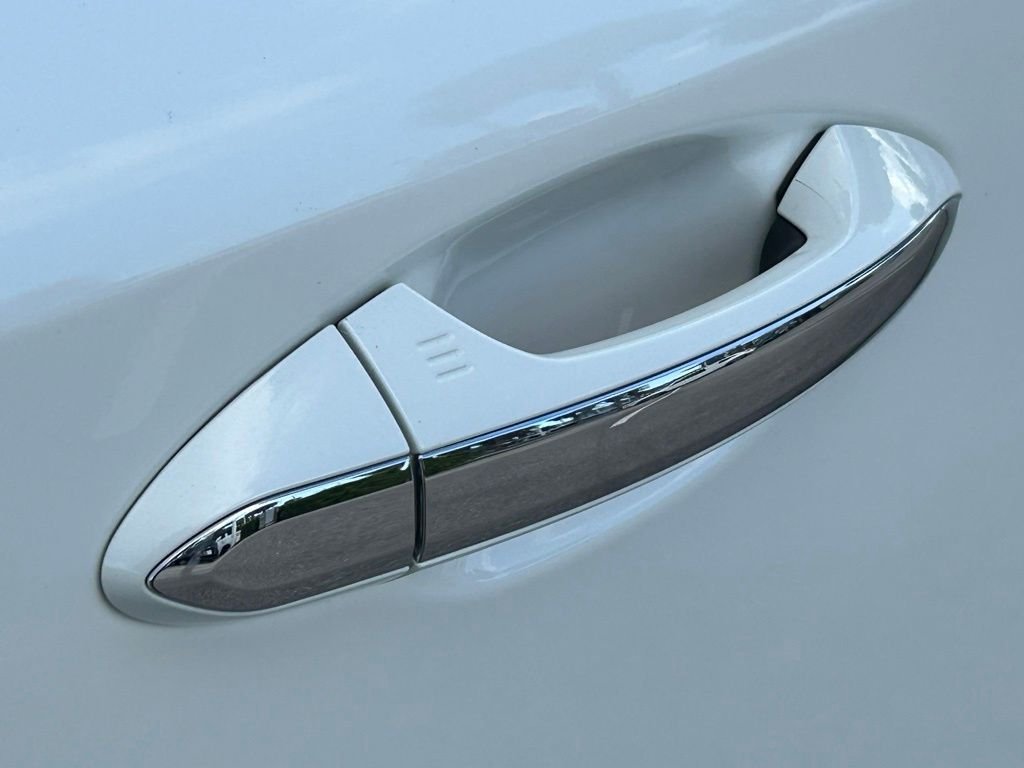 Used 2025 White INFINITI LUXE image 44
