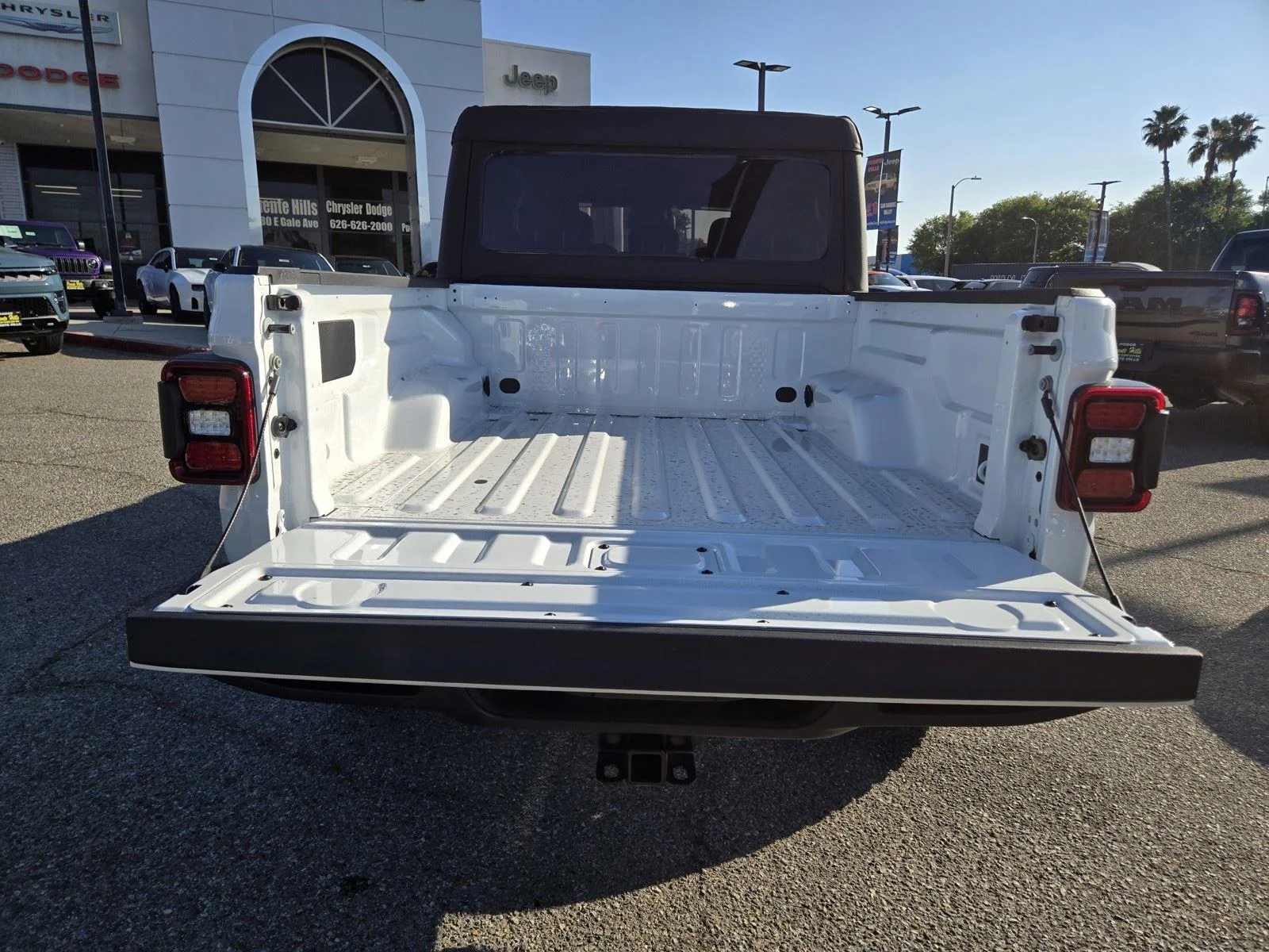 New 2026 Bright White Clear-Coat Exterior Paint Jeep Mojave image 14