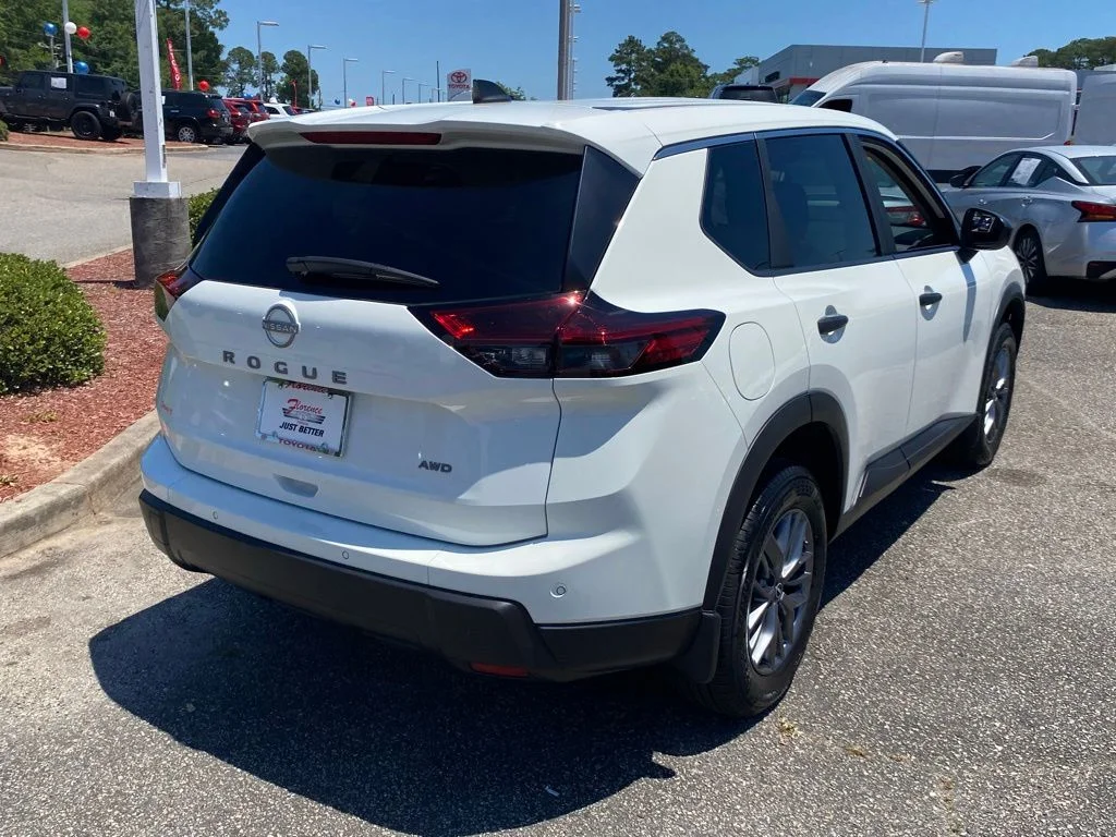Used 2025 White Nissan S image 14