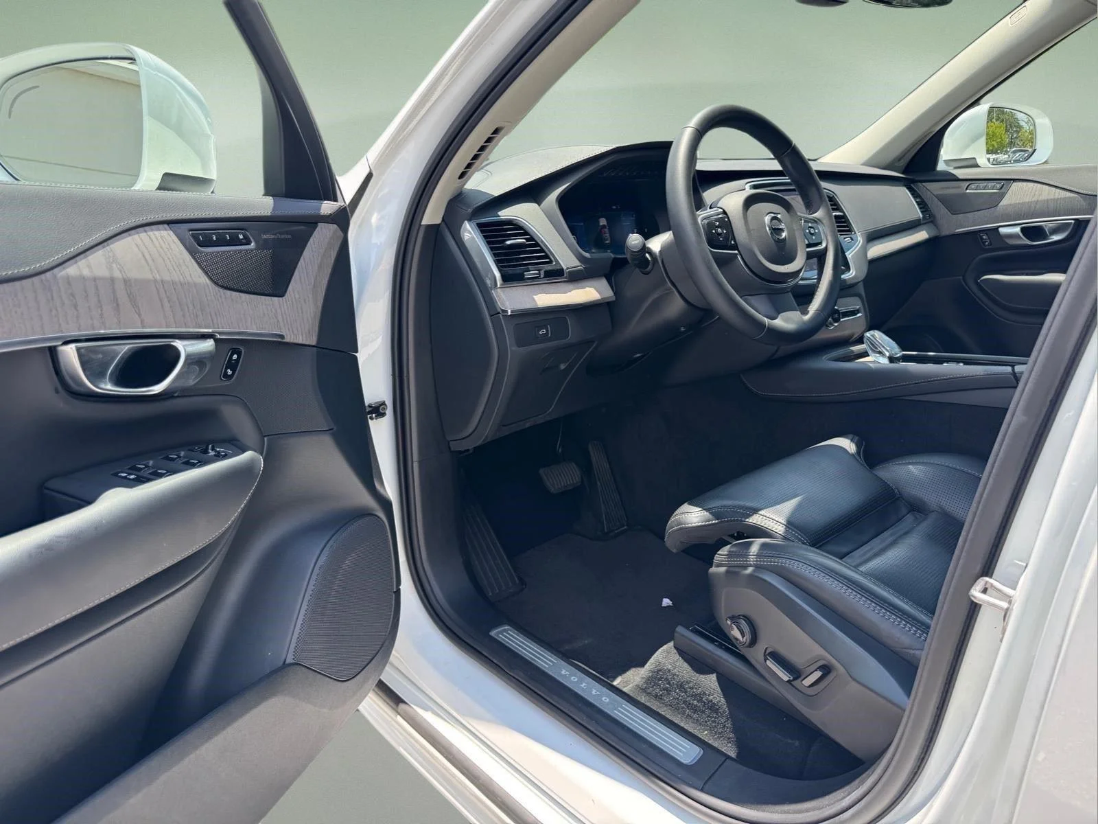 Used 2024 Crystal White Metallic Volvo Ultimate Bright Theme image 18