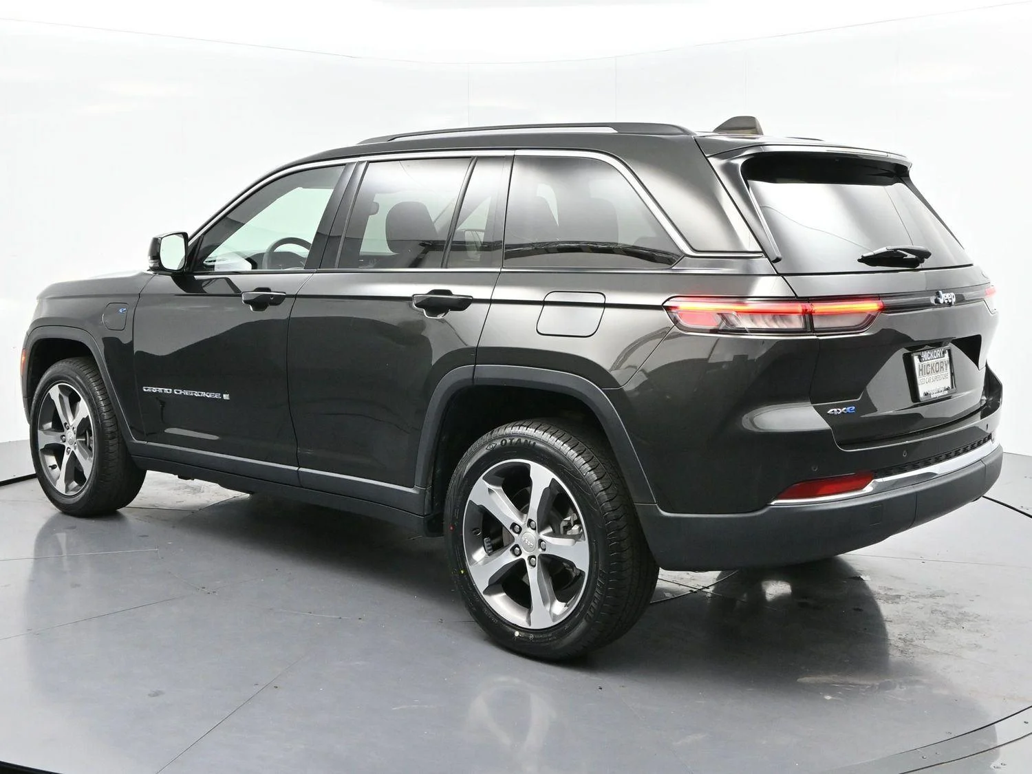 Used 2023 Rocky Mountain Pearlcoat Jeep 4xe image 5