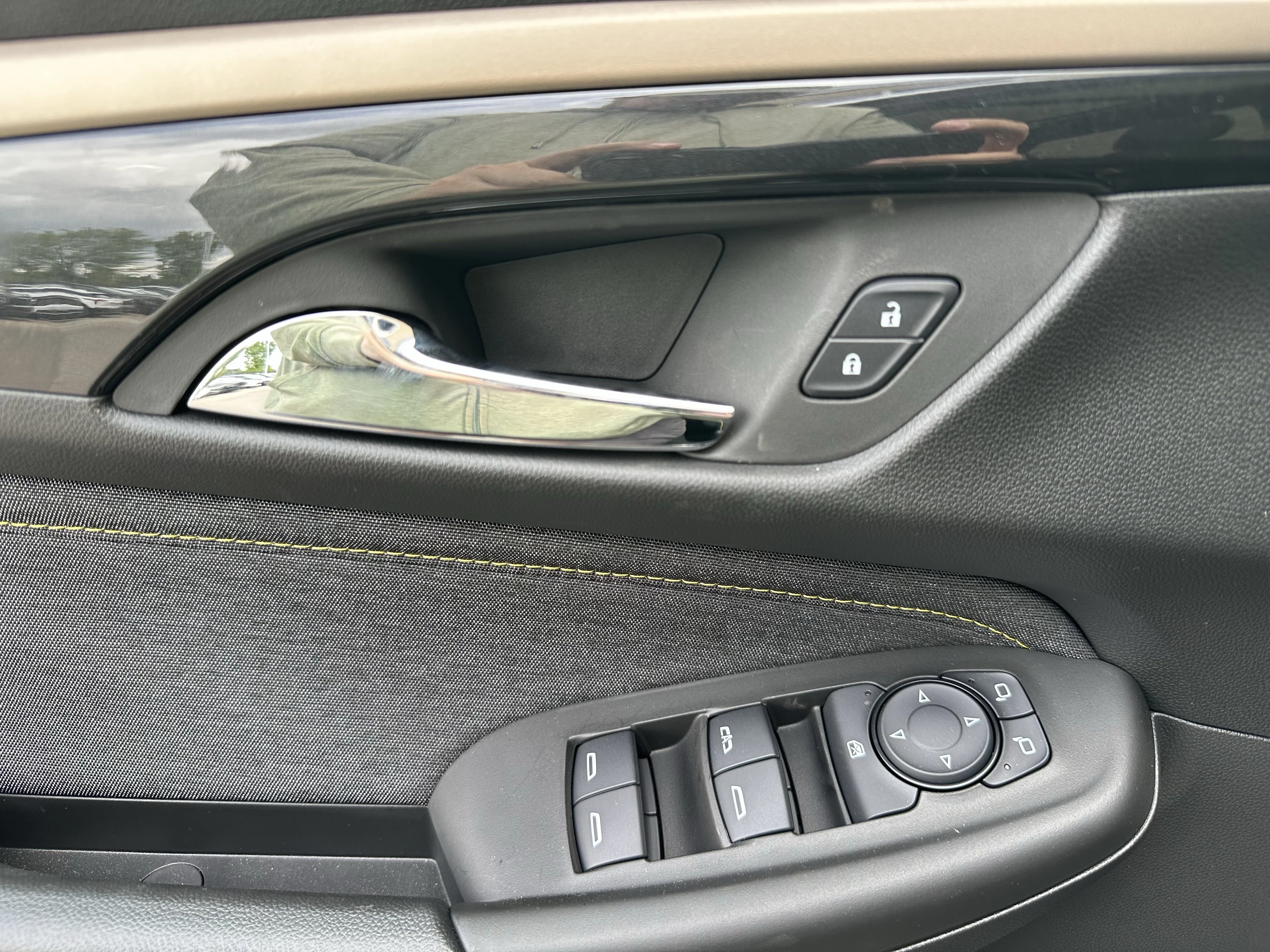 New 2026 Mosaic Black Metallic Chevrolet ACTIV image 9