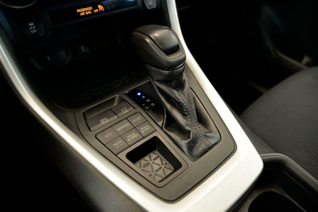 2020 Toyota RAV4 LE - Photo 25