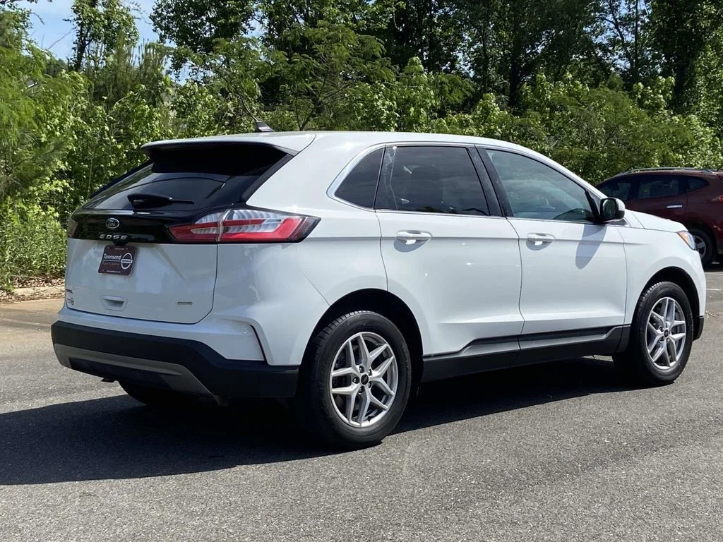 Used 2024 Oxford White Ford SEL image 3