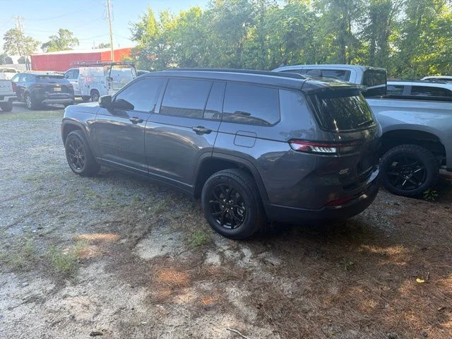 Used 2024 Gray Jeep Altitude image 3