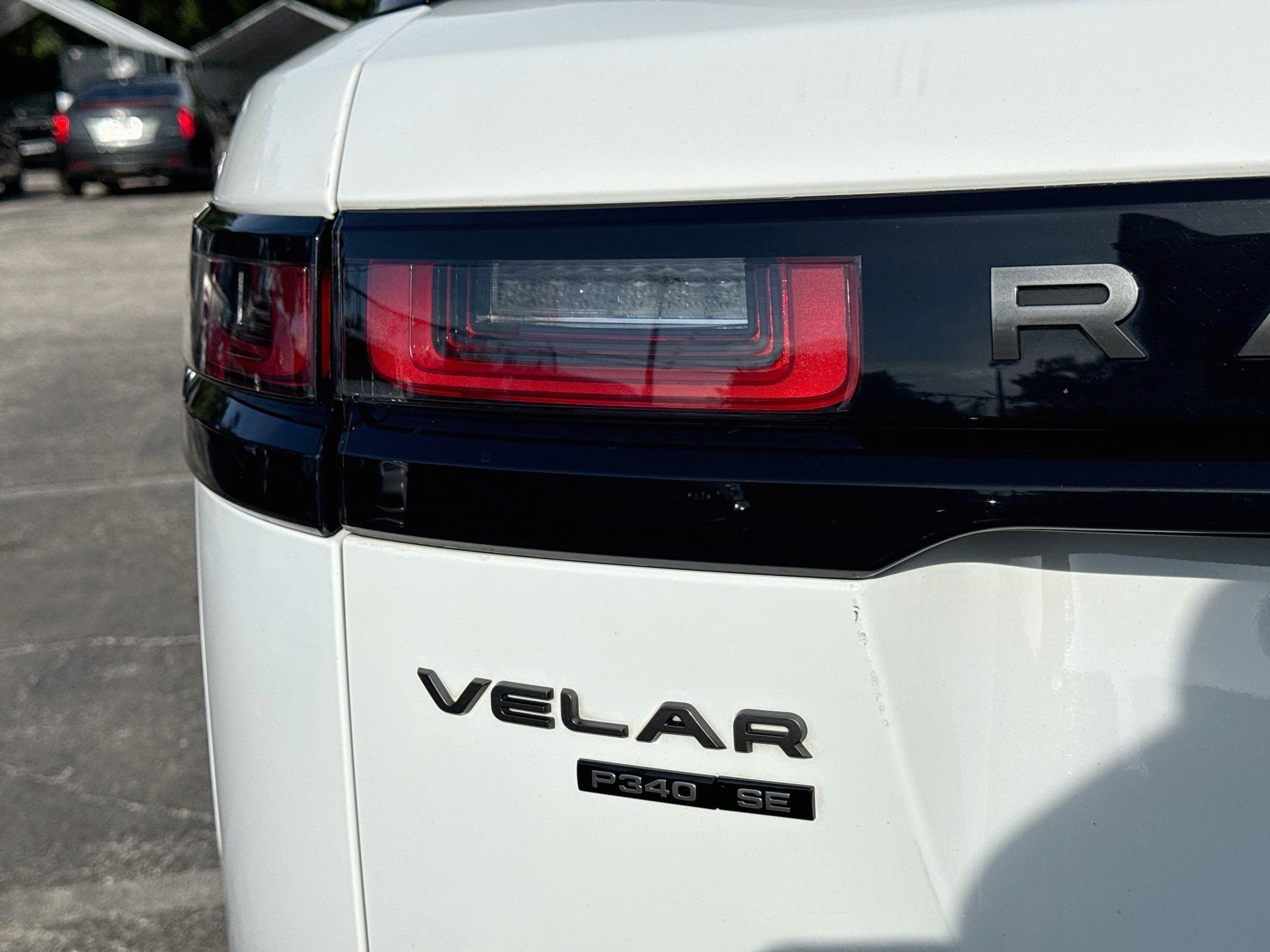 Used 2019 White Land Rover R-Dynamic SE image 10