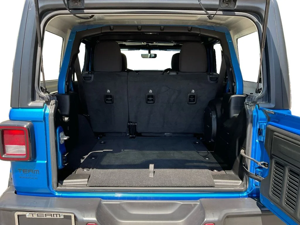 Used 2023 Blue Jeep Sahara image 13