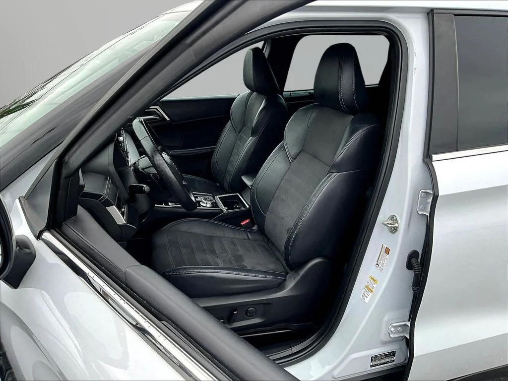 Used 2023  Mitsubishi SE image 21