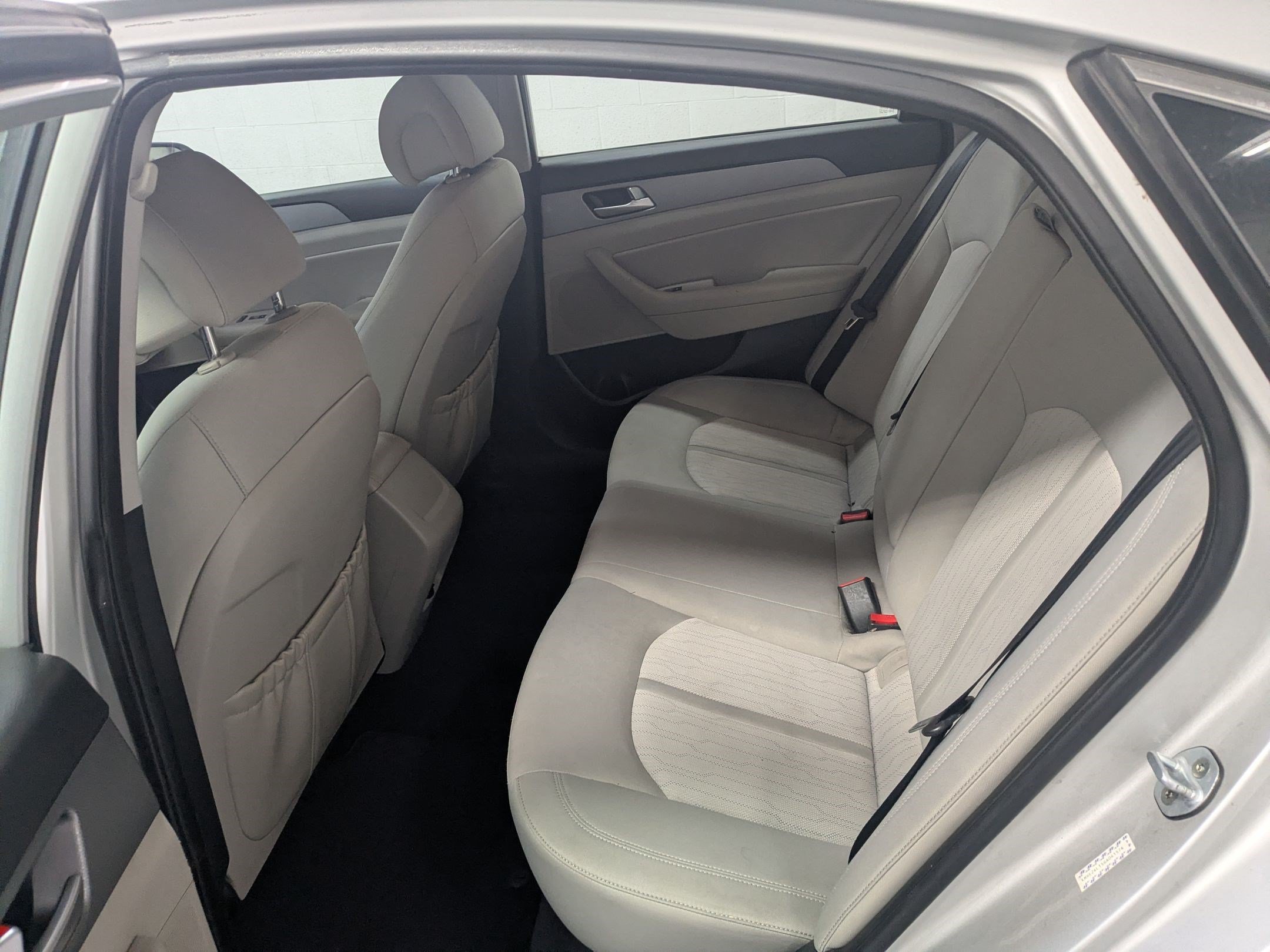Used 2016 Starlight Silver Hyundai SE image 21